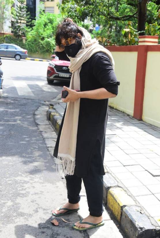 लॉकडाउन के बीच जॉगिंग पर निकलीं करीना, अली भी आए नजर, Photos