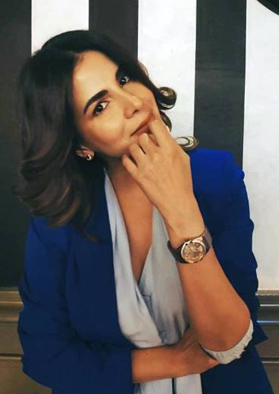 मिकी माउस टीशर्ट संग येलो सूट-पैंट, वायरल है कृति कुल्हारी का बॉसी लुक