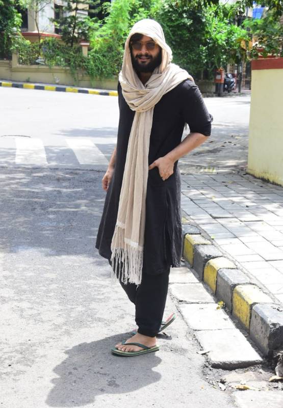 लॉकडाउन के बीच जॉगिंग पर निकलीं करीना, अली भी आए नजर, Photos