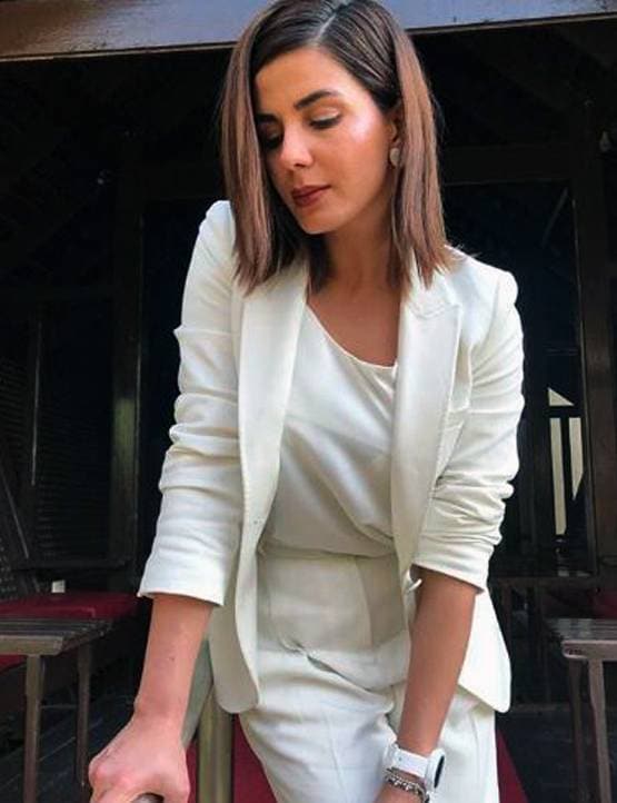 मिकी माउस टीशर्ट संग येलो सूट-पैंट, वायरल है कृति कुल्हारी का बॉसी लुक