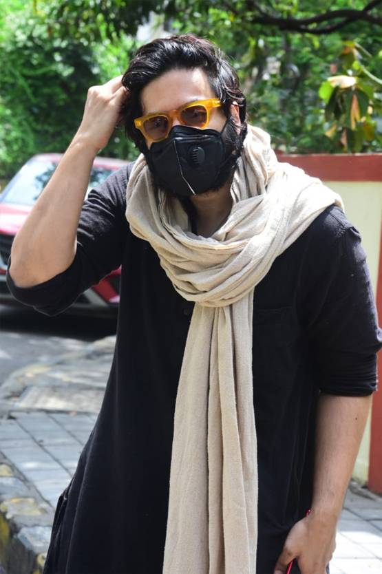 लॉकडाउन के बीच जॉगिंग पर निकलीं करीना, अली भी आए नजर, Photos