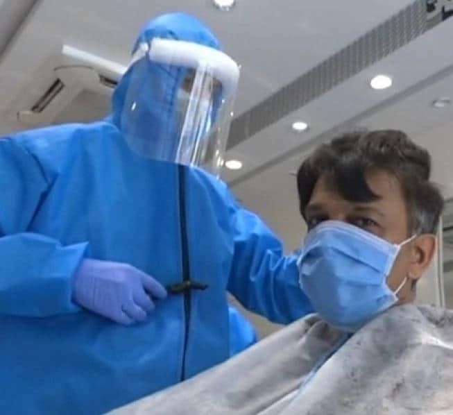 लॉकडाउन के बाद खुला सैलून, सोने की कैंची से काटे ग्राहक के बाल