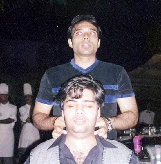 करण जौहर ने शेयर की थ्रोबैक फोटो, शाहरुख-गौरी संग आ रहे नजर