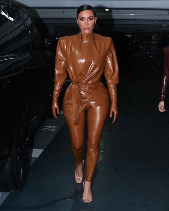 पतली कमर फ्लॉन्ट कर ट्रोल हो रहीं किम कर्दाशियां, बॉडी टाइप पर उठे सवाल