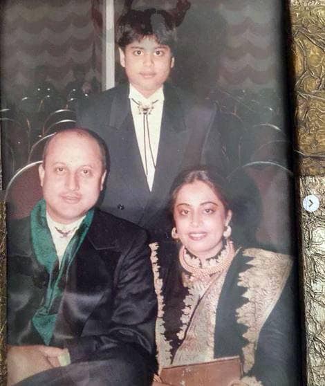 घर से दूर किरण को पति अनुपम खेर कर रहे मिस, ऐसे किया बर्थडे विश