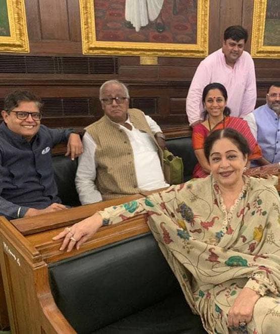 घर से दूर किरण को पति अनुपम खेर कर रहे मिस, ऐसे किया बर्थडे विश