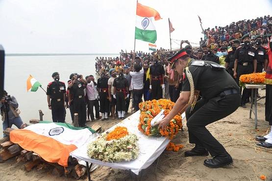 10 साल के बेटे ने दी मुखाग्नि, शहीद की पत्नी बोलीं- बदला ले सरकार