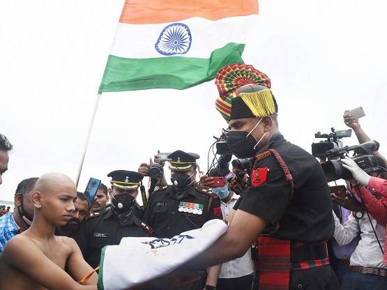 10 साल के बेटे ने दी मुखाग्नि, शहीद की पत्नी बोलीं- बदला ले सरकार