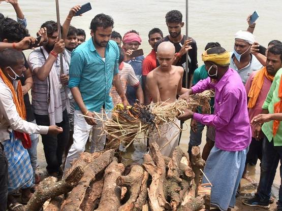 10 साल के बेटे ने दी मुखाग्नि, शहीद की पत्नी बोलीं- बदला ले सरकार