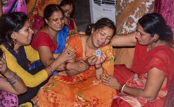 10 साल के बेटे ने दी मुखाग्नि, शहीद की पत्नी बोलीं- बदला ले सरकार