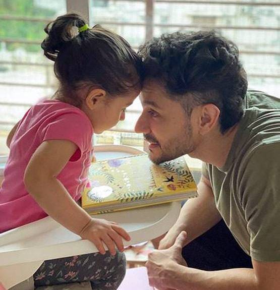 शाहरुख खान से ऋतिक रोशन तक, ये हैं बॉलीवुड इंडस्ट्री के कूल डैडी