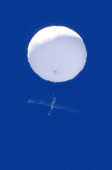 जापान के आसमान में दिखा रहस्यमयी सफेद गुब्बारा, लोग बोले- एलियन शिप