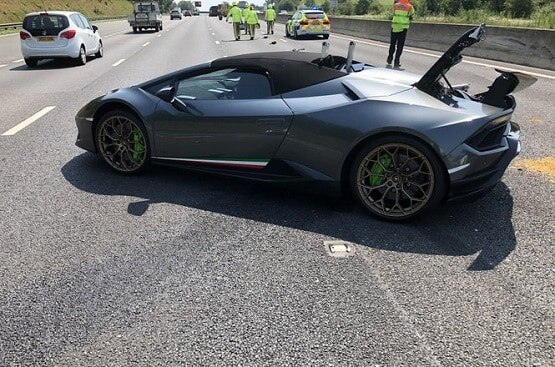 जब शोरूम से निकलते ही डेढ़ करोड़ की लैम्बोर्गिनी हो गई कबाड़