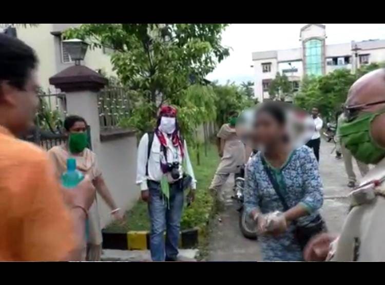 महिला वकील के साथ घर में बैठे दिखे तो डॉक्टर पति को चप्पलों से पीटा