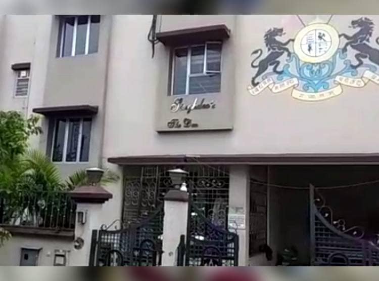 महिला वकील के साथ घर में बैठे दिखे तो डॉक्टर पति को चप्पलों से पीटा