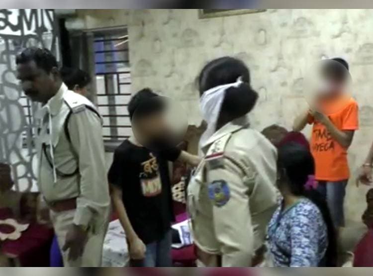 महिला वकील के साथ घर में बैठे दिखे तो डॉक्टर पति को चप्पलों से पीटा