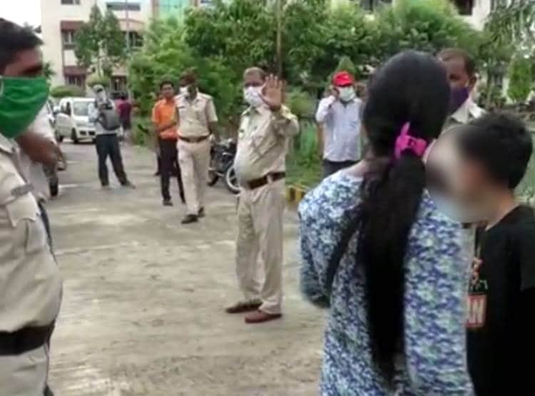 महिला वकील के साथ घर में बैठे दिखे तो डॉक्टर पति को चप्पलों से पीटा