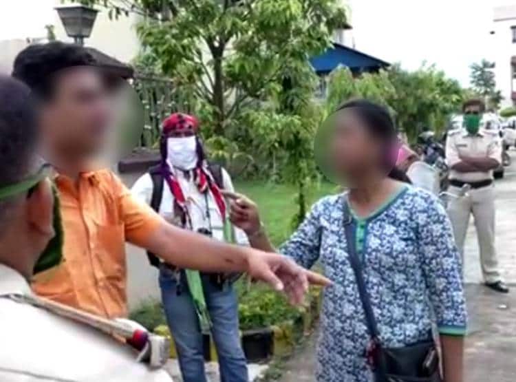 महिला वकील के साथ घर में बैठे दिखे तो डॉक्टर पति को चप्पलों से पीटा