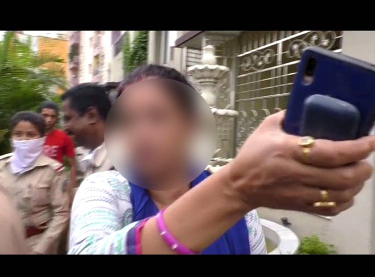 महिला वकील के साथ घर में बैठे दिखे तो डॉक्टर पति को चप्पलों से पीटा