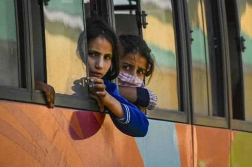 अनलॉक-1: ज्यादा सैलरी देकर बुला रहीं कंपनियां, काम पर लौट रहे युवक