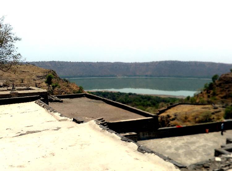 उल्का पिंड से बनी झील का पानी हुआ लाल, आम दिनों में दिखती है ऐसी