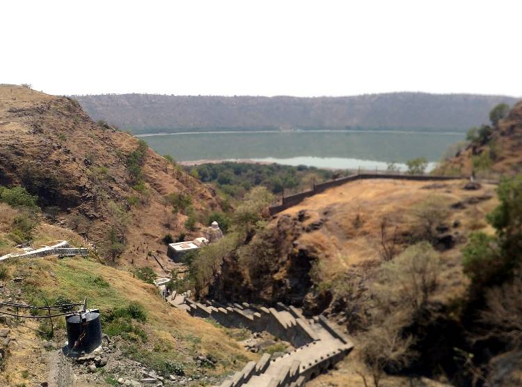 उल्का पिंड से बनी झील का पानी हुआ लाल, आम दिनों में दिखती है ऐसी