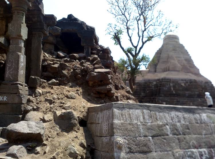 उल्का पिंड से बनी झील का पानी हुआ लाल, आम दिनों में दिखती है ऐसी