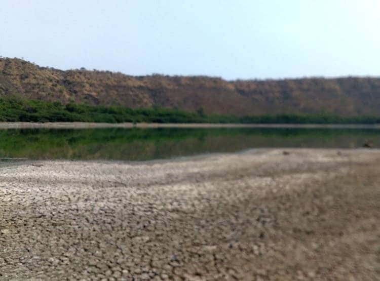 उल्का पिंड से बनी झील का पानी हुआ लाल, आम दिनों में दिखती है ऐसी