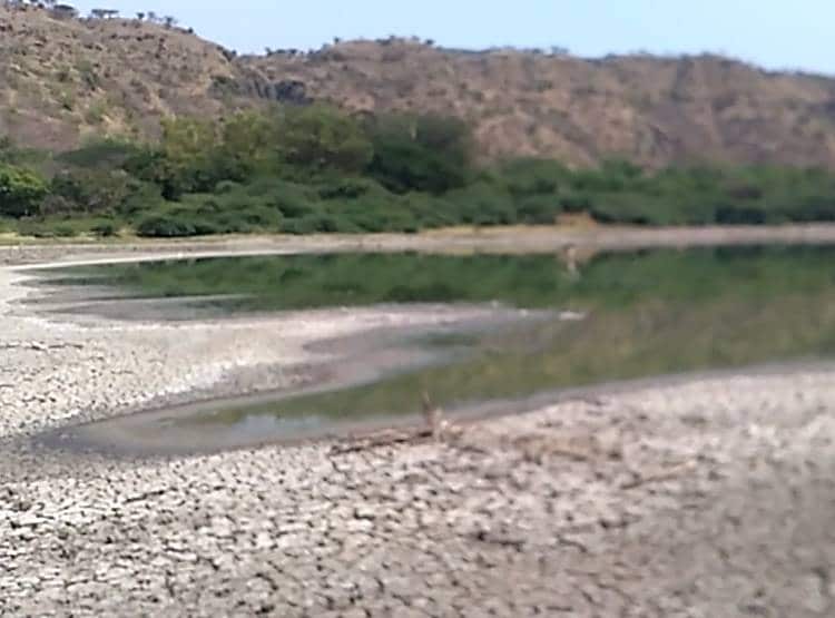 उल्का पिंड से बनी झील का पानी हुआ लाल, आम दिनों में दिखती है ऐसी