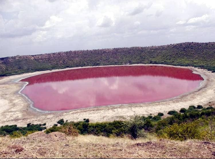 उल्का पिंड से बनी झील का पानी हुआ लाल, आम दिनों में दिखती है ऐसी