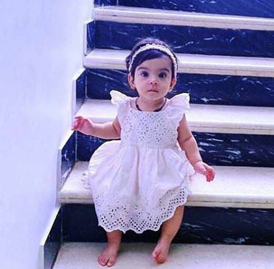 माही विज ने शेयर की फैमिली फोटो, स्माइल करती नजर आईं नन्ही तारा