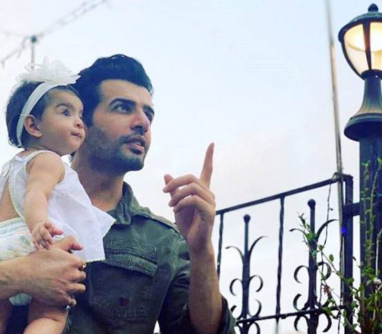 माही विज ने शेयर की फैमिली फोटो, स्माइल करती नजर आईं नन्ही तारा