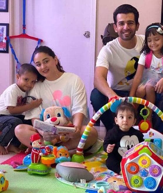 माही विज ने शेयर की फैमिली फोटो, स्माइल करती नजर आईं नन्ही तारा