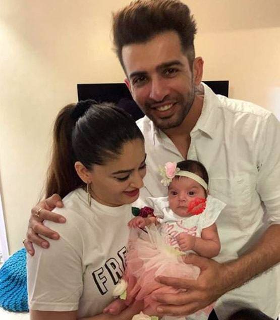 माही विज ने शेयर की फैमिली फोटो, स्माइल करती नजर आईं नन्ही तारा