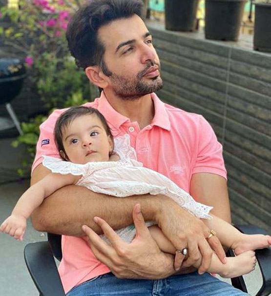 माही विज ने शेयर की फैमिली फोटो, स्माइल करती नजर आईं नन्ही तारा