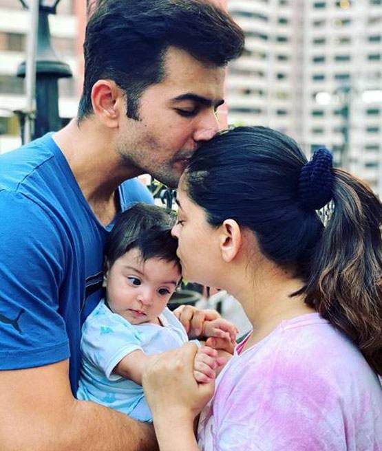 माही विज ने शेयर की फैमिली फोटो, स्माइल करती नजर आईं नन्ही तारा