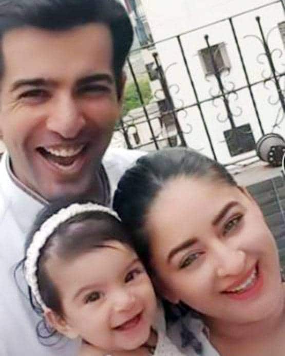 माही विज ने शेयर की फैमिली फोटो, स्माइल करती नजर आईं नन्ही तारा