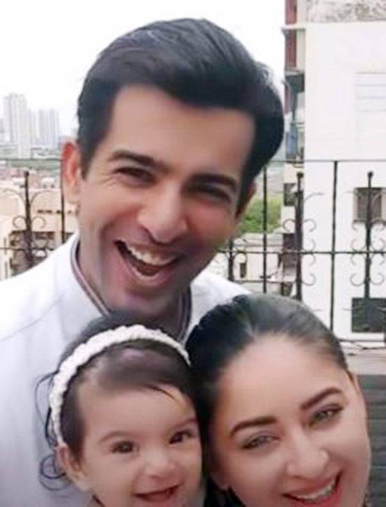 माही विज ने शेयर की फैमिली फोटो, स्माइल करती नजर आईं नन्ही तारा