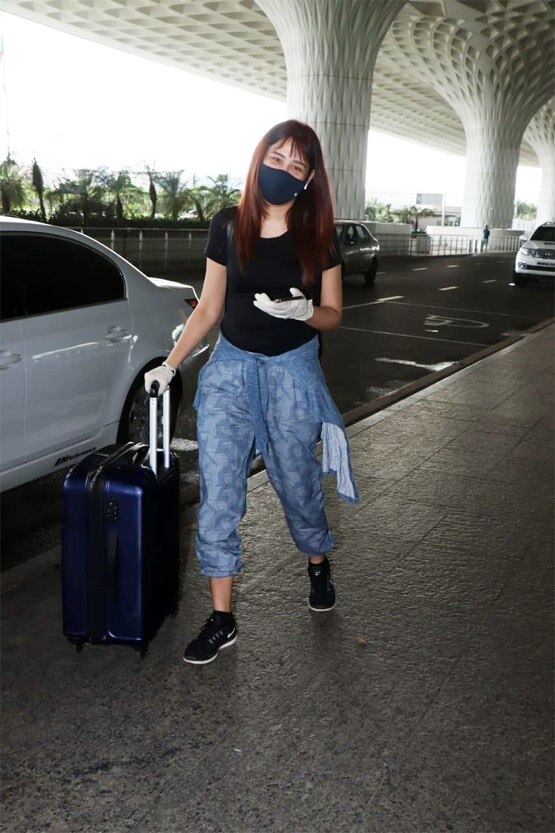 एयरपोर्ट पर नजर आईं माहिरा शर्मा, डबिंग स्टूडियो पहुंचे अमित साध, Photos