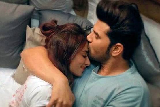 पारस ने सेलिब्रेट किया माहिरा शर्मा की मां का बर्थडे, मुंह पर लगाया केक