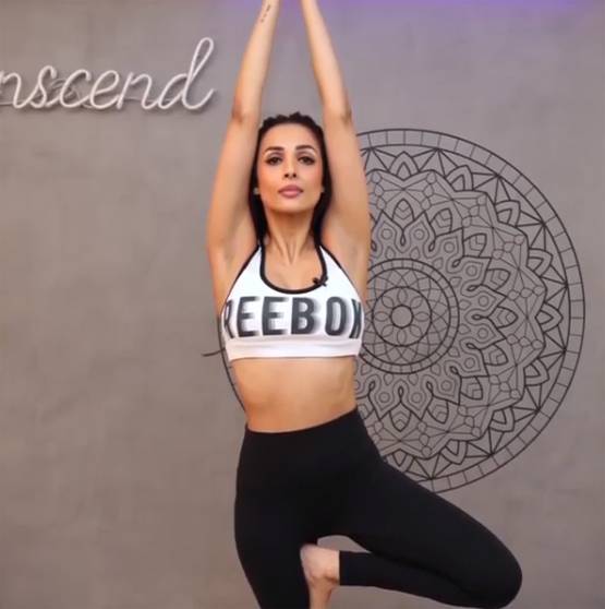 बॉलीवुड स्टार्स इस तरह मना रहे योग दिवस, फैमिली भी हुई शामिल