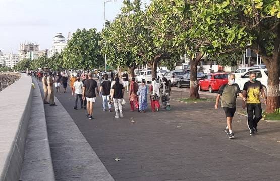 मुंबई में कैसे कंट्रोल होगा कोरोना? मरीन ड्राइव पर टहलने निकली भीड़