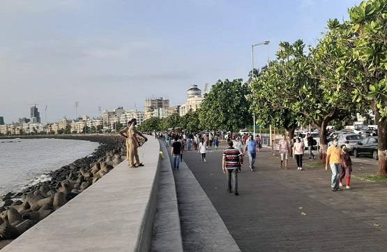 मुंबई में कैसे कंट्रोल होगा कोरोना? मरीन ड्राइव पर टहलने निकली भीड़