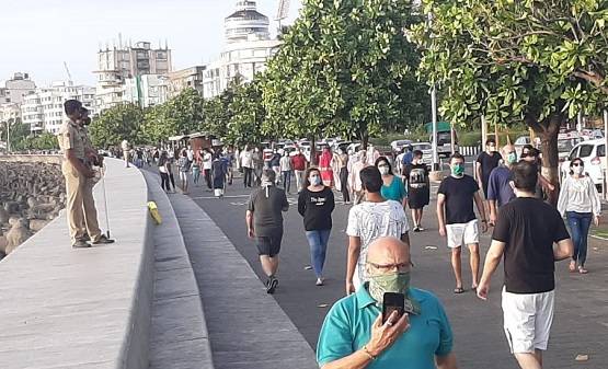 मुंबई में कैसे कंट्रोल होगा कोरोना? मरीन ड्राइव पर टहलने निकली भीड़