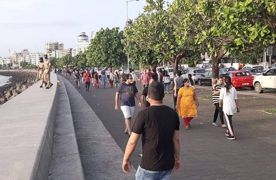 मुंबई में कैसे कंट्रोल होगा कोरोना? मरीन ड्राइव पर टहलने निकली भीड़