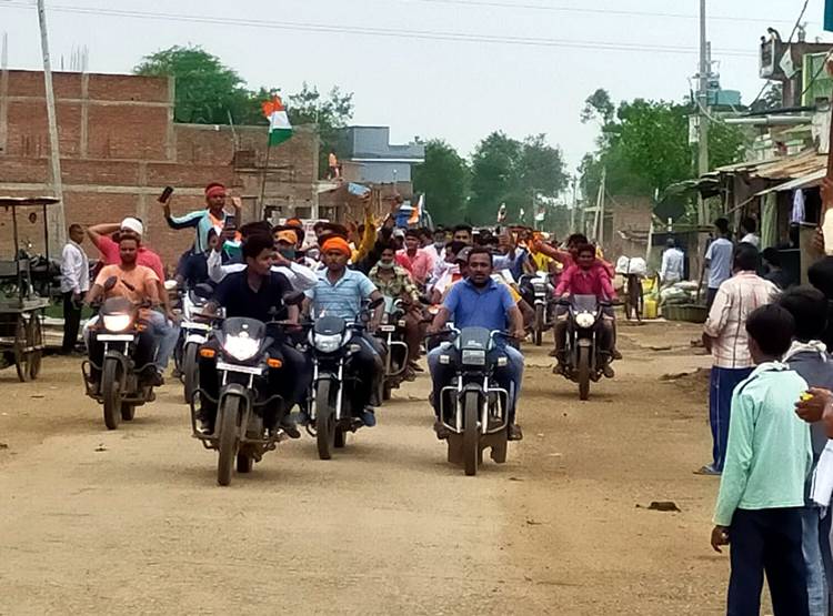 CM शिवराज ने दिया शहीद दीपक को कंधा, विदाई देने उमड़ा जनसमूह