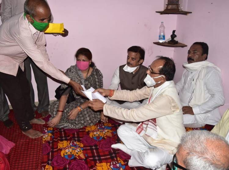 CM शिवराज ने दिया शहीद दीपक को कंधा, विदाई देने उमड़ा जनसमूह