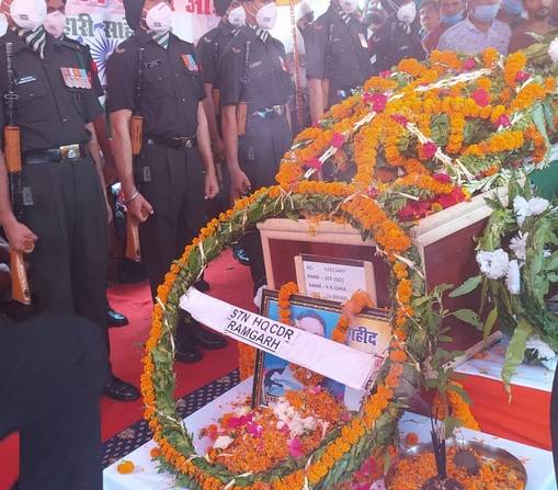 शहादत पर गर्व, परिवार गमगीन, शहीद को अंतिम विदाई देने उमड़ा जनसैलाब