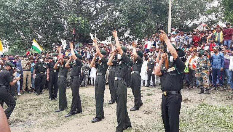 शहादत पर गर्व, परिवार गमगीन, शहीद को अंतिम विदाई देने उमड़ा जनसैलाब