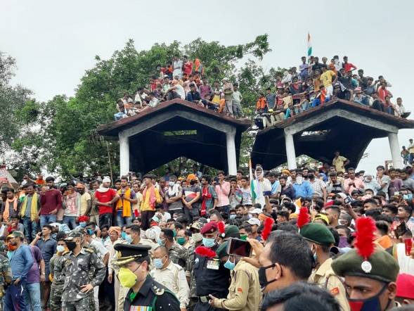शहादत पर गर्व, परिवार गमगीन, शहीद को अंतिम विदाई देने उमड़ा जनसैलाब
